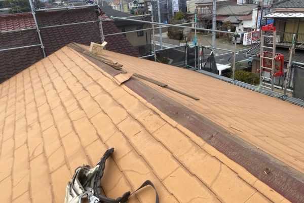 屋根カバー工事 施工前〜高圧洗浄〜既存棟板金・雪止め撤去までをレポート｜東京都立川市