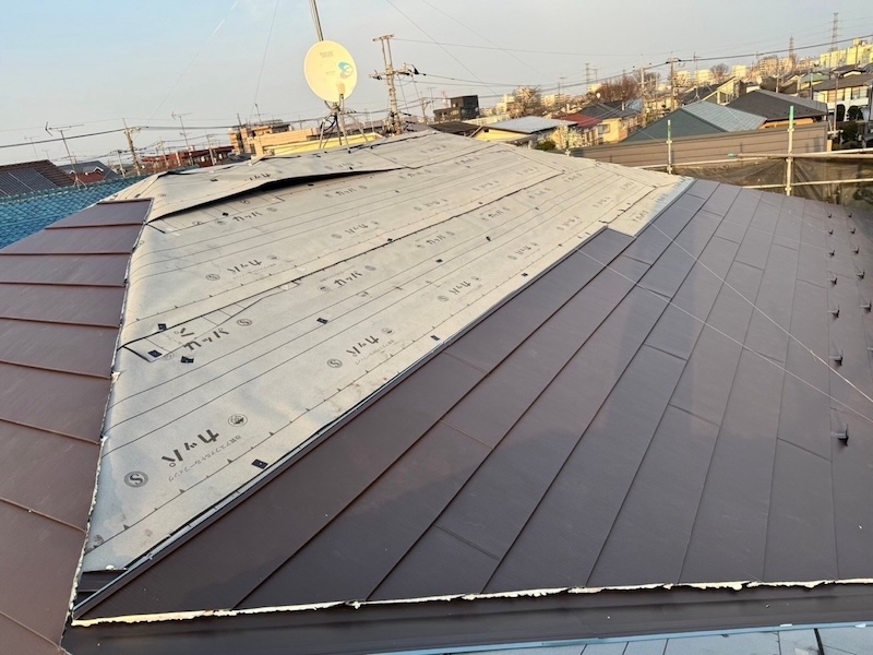 東京都東大和市|屋根カバー工事 屋根本体葺き〜役物設置〜仕上げまでをレポート!