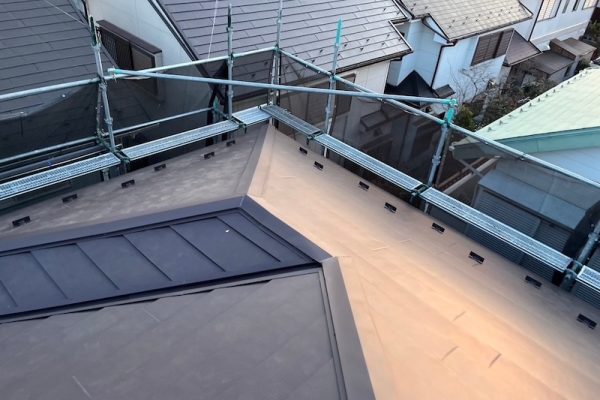 東京都東大和市｜屋根カバー工事 屋根本体葺き〜役物設置〜仕上げまでをレポート！