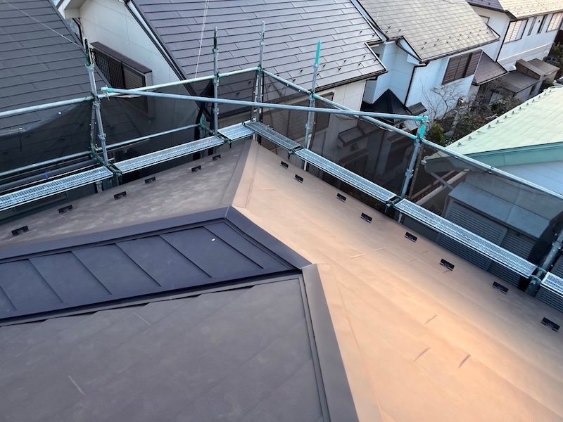 東京都東大和市｜屋根カバー工事 屋根本体葺き〜役物設置〜仕上げまでをレポート！