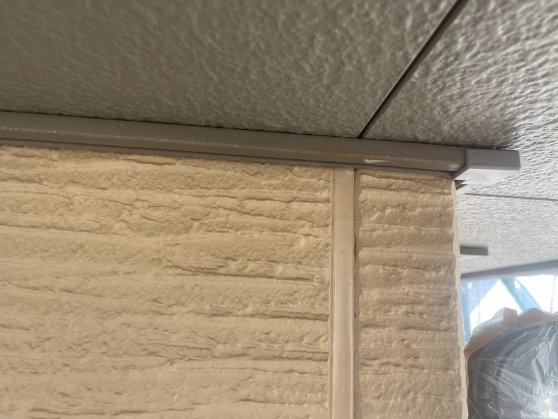 軒天井と取り合いの見切り材の塗装、外壁の下塗りまでをレポート!|東京都東大和市