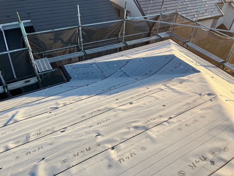 屋根カバー工事 施工前〜ルーフィング敷設までをレポート|東京都東大和市