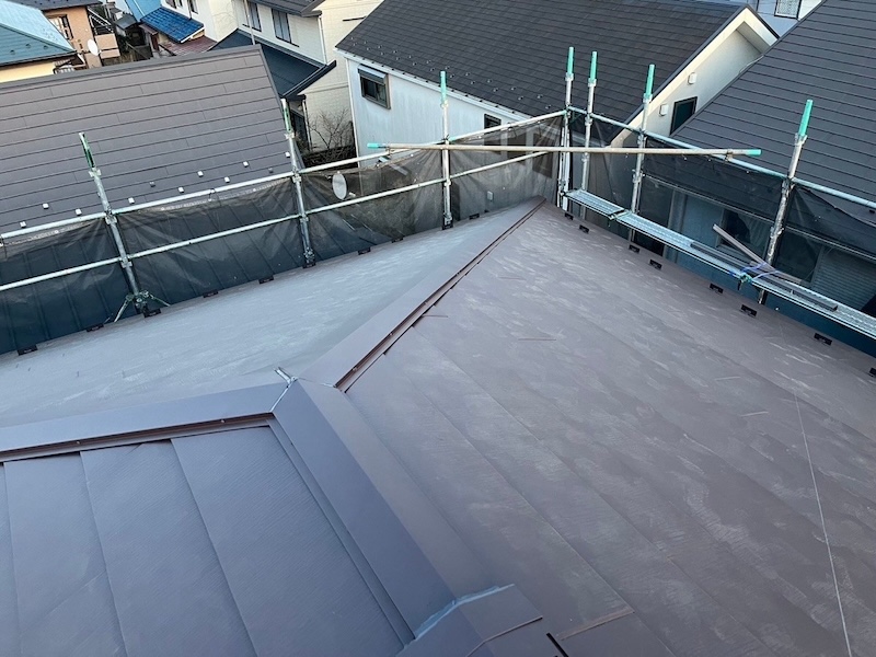 東京都東大和市|屋根カバー工事 屋根本体葺き〜役物設置〜仕上げまでをレポート!