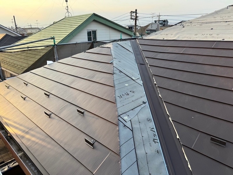 東京都東大和市|屋根カバー工事 屋根本体葺き〜役物設置〜仕上げまでをレポート!