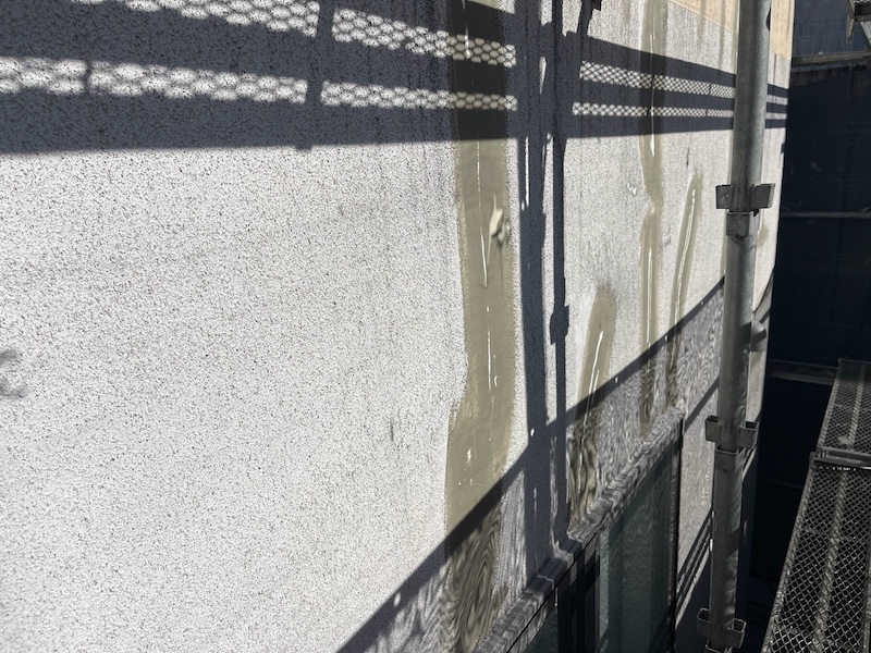 東京都小平市|モルタル外壁補修箇所の吹き付けパターン付けと下塗りをレポート!