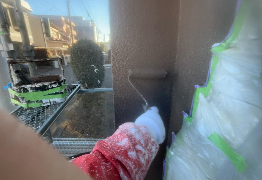 東京都小平市|モルタル外壁補修箇所の吹き付けパターン付けと下塗りをレポート!