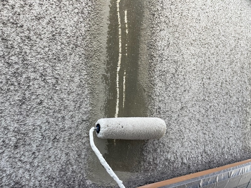 東京都小平市|モルタル外壁補修箇所の吹き付けパターン付けと下塗りをレポート!