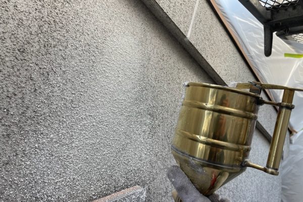 東京都小平市｜モルタル外壁補修箇所の吹き付けパターン付けと上塗りまでをレポート！