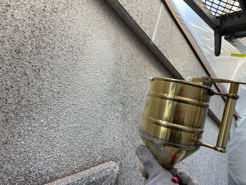 東京都小平市｜モルタル外壁補修箇所の吹き付けパターン付けと上塗りまでをレポート！