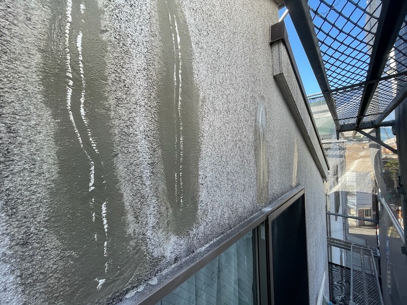 外壁に発生したクラックを補修しました！｜東京都小平市