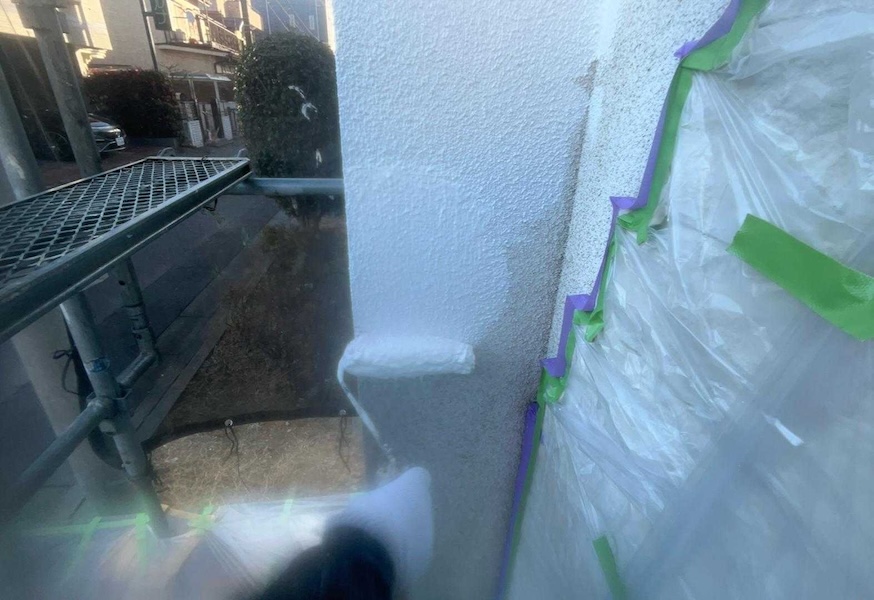 東京都小平市|モルタル外壁補修箇所の吹き付けパターン付けと下塗りをレポート!