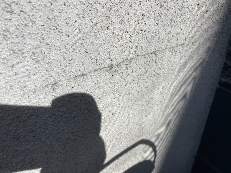 外壁に発生したクラックを補修しました！｜東京都小平市