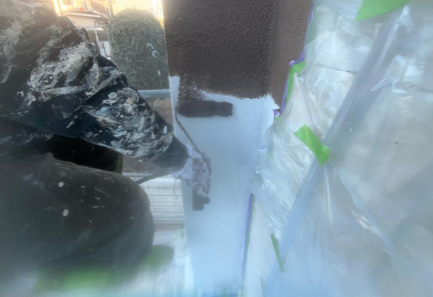 東京都小平市|モルタル外壁補修箇所の吹き付けパターン付けと下塗りをレポート!