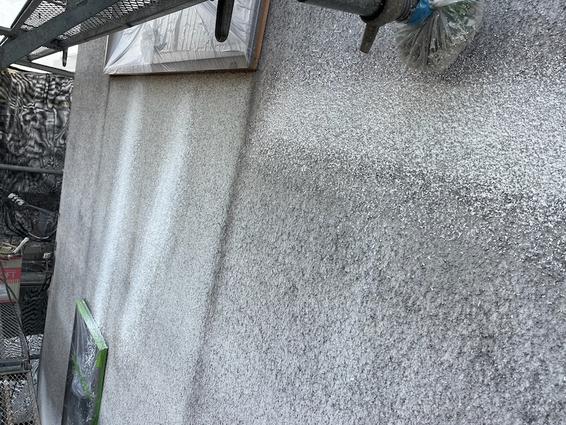 東京都小平市|モルタル外壁補修箇所の吹き付けパターン付けと下塗りをレポート!