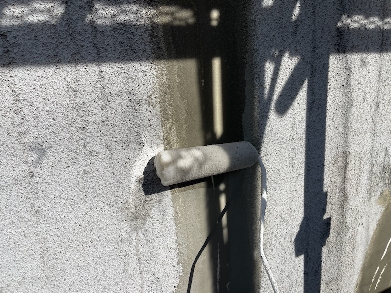 東京都小平市|モルタル外壁補修箇所の吹き付けパターン付けと下塗りをレポート!