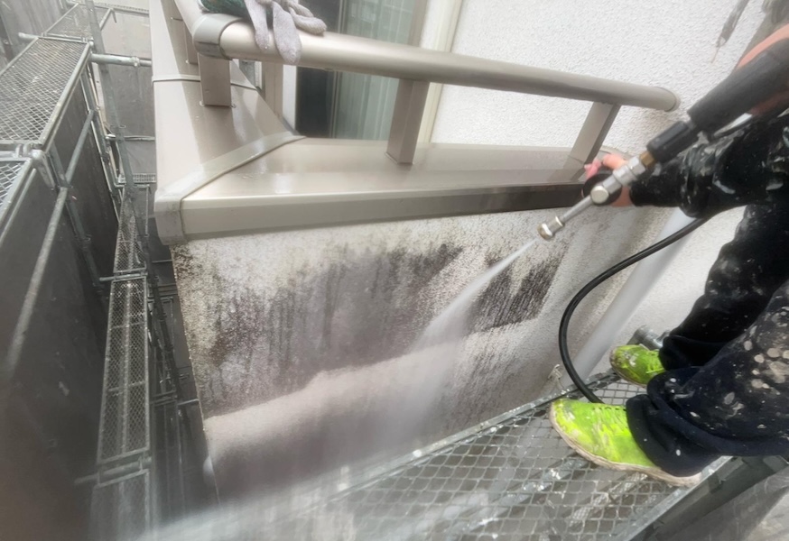 東京都小平市｜建物の汚れや古い塗膜を洗い流す高圧洗浄をレポートします！