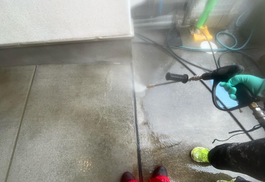 東京都小平市｜建物の汚れや古い塗膜を洗い流す高圧洗浄をレポートします！