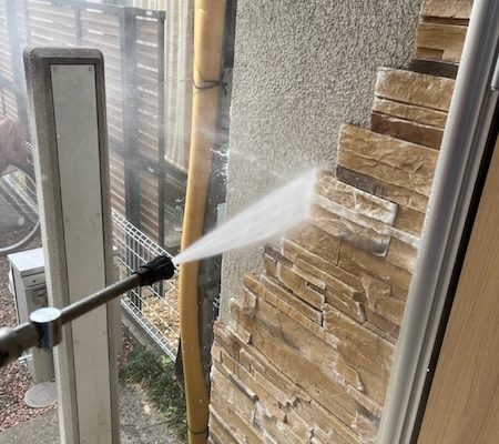 東京都小平市｜外壁・屋根・玄関タイルの洗浄作業と軒裏モルタル補修を行いました！