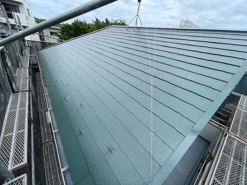 なぜ屋根は外壁より高い耐久性が必要?寿命を延ばすための正しい塗料選び