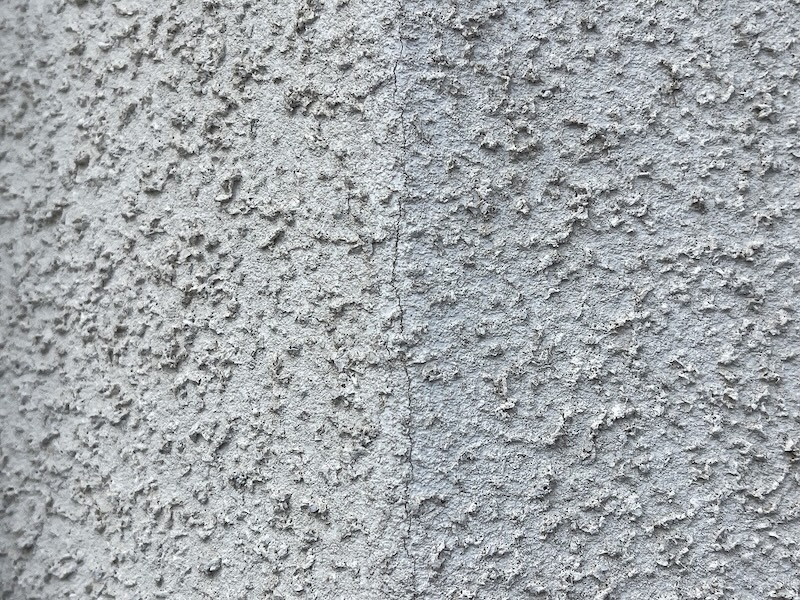 軒裏補修後の下塗りとマスチックローラーパターン付けを行いました｜東京都小平市