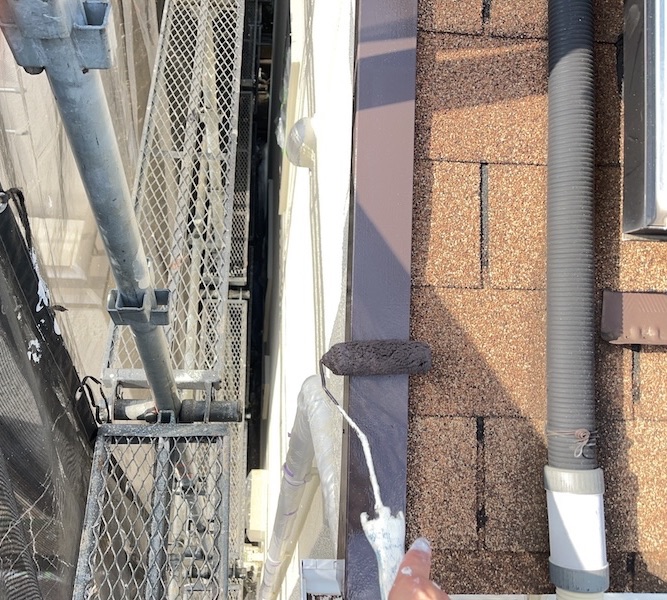 東京都小平市｜縦樋の塗装と屋根水切りを塗装、アスファルトシングルでも板金の塗装は必要！