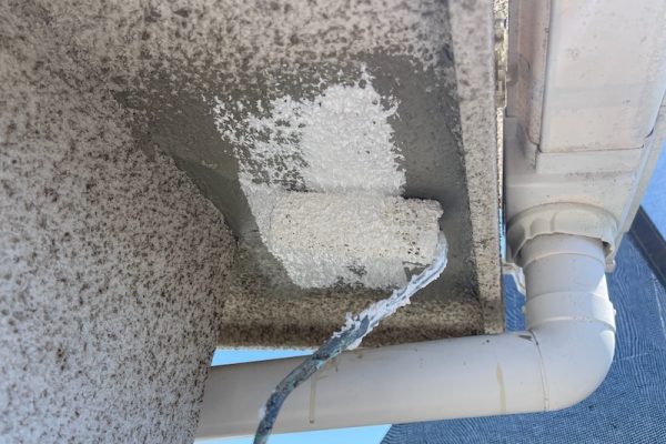 軒裏補修後の下塗りとマスチックローラーパターン付けを行いました｜東京都小平市