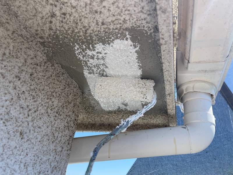 軒裏補修後の下塗りとマスチックローラーパターン付けを行いました｜東京都小平市