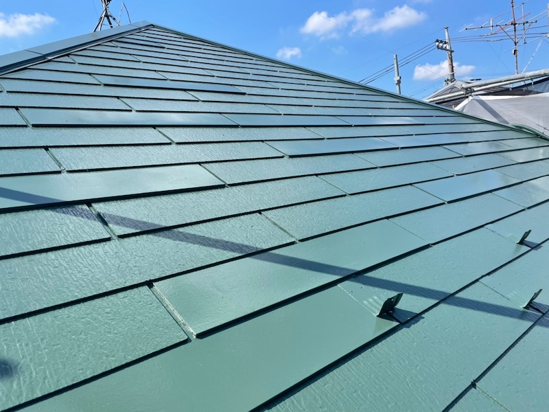 なぜ屋根は外壁より高い耐久性が必要?寿命を延ばすための正しい塗料選び