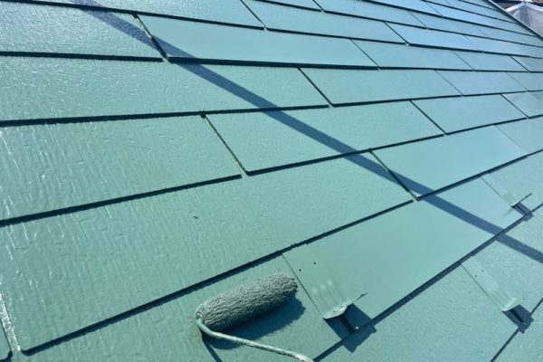 なぜ屋根は外壁より高い耐久性が必要？寿命を延ばすための正しい塗料選び