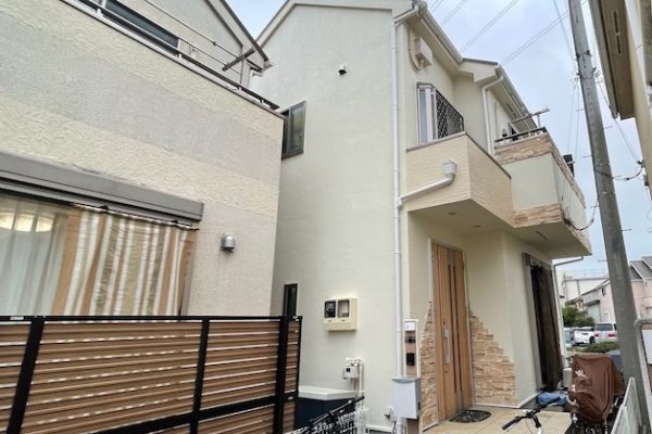 東京都小平市 S様邸 外壁塗装・付帯部塗装工事「お願いする前は黒い汚れやひび割れが気になっていましたが、とてもきれいになって満足しています!」