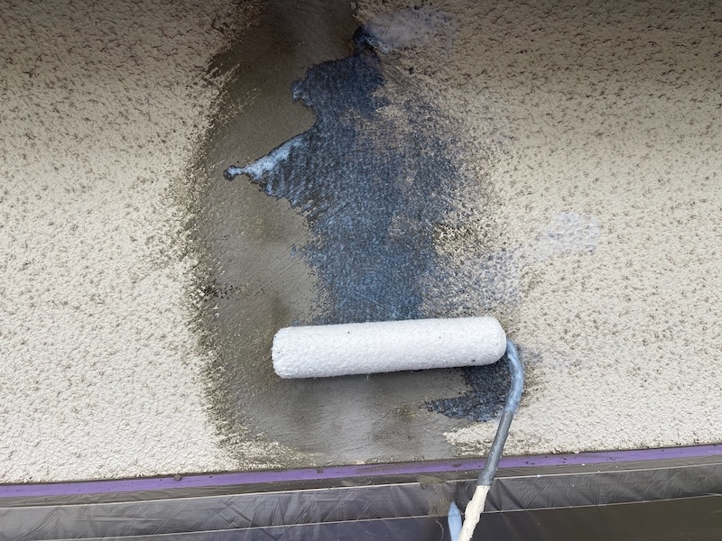 外壁クラック部モルタル塗り〜シーラー下塗りを行いました!|東京都昭島市