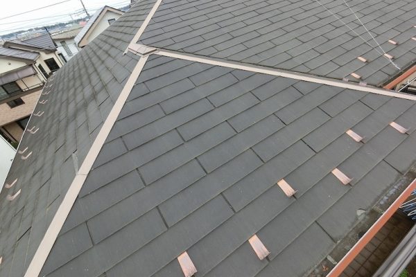 スレートの塗り替え時期の判断基準と現場調査の実例を徹底解説