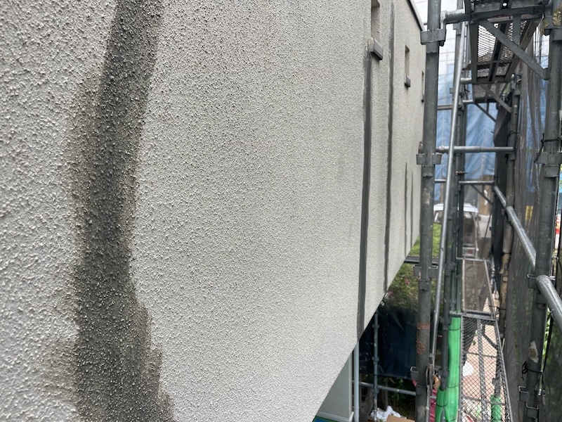 外壁クラック部モルタル塗り〜シーラー下塗りを行いました！｜東京都昭島市